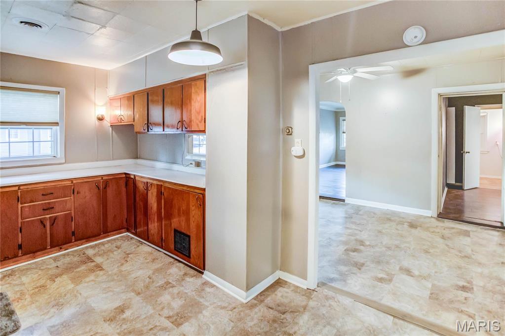 219 Highland Street Carrollton, IL 62016 - Photo 9 of 37