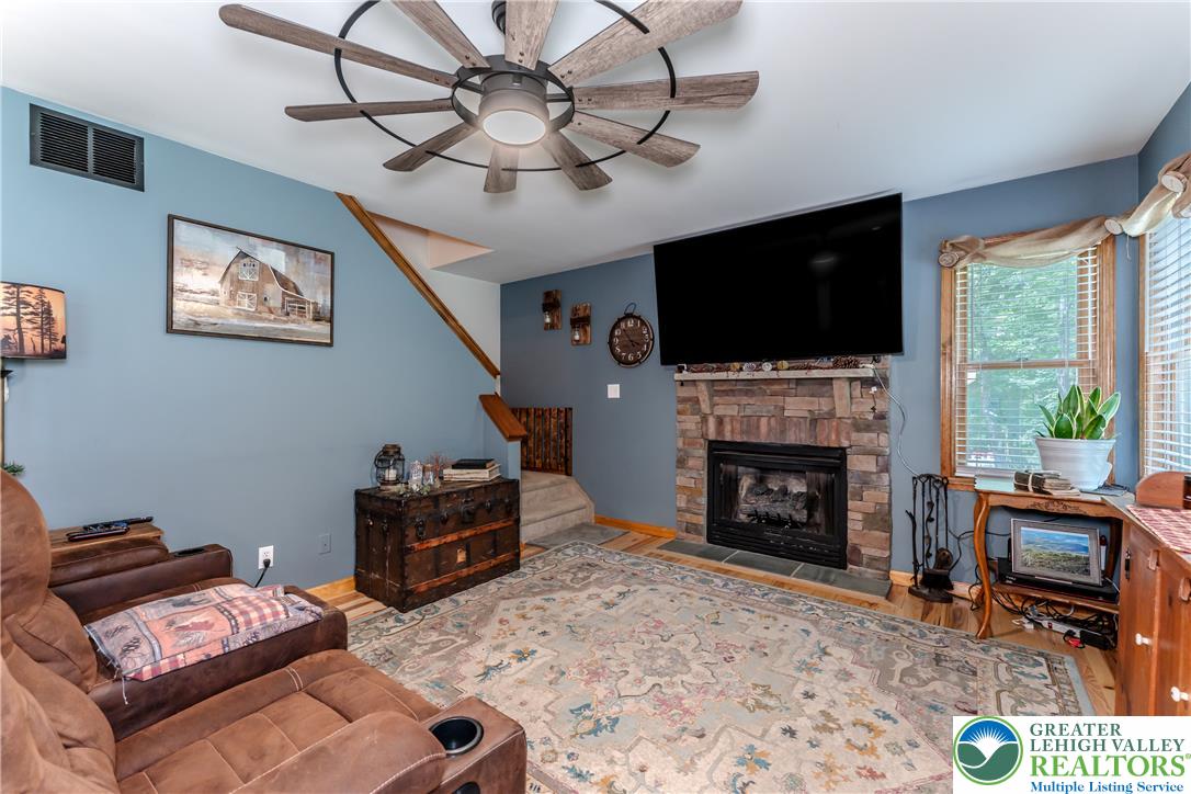 341 Stone Mountain Road Lehighton, PA 18235 - Photo 26 of 52 Living Room