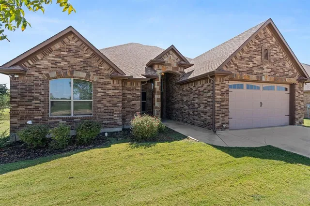 a view of backyard of the house