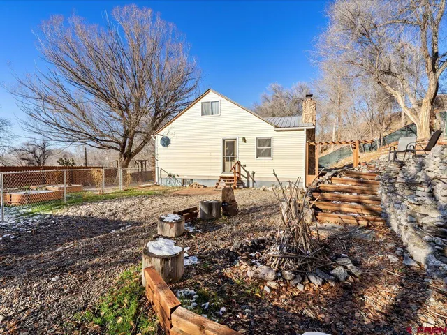 a view of a house with backyard