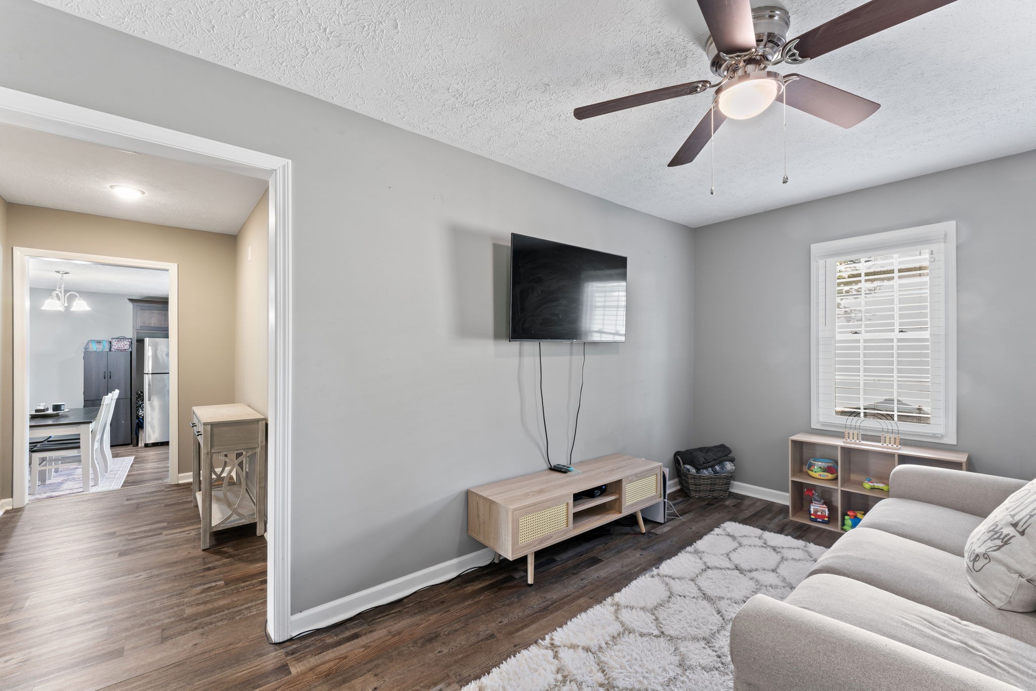 332 Oakwood Road Tullahoma, TN 37388 - Photo 5 of 17 a living room with furniture and a flat screen tv