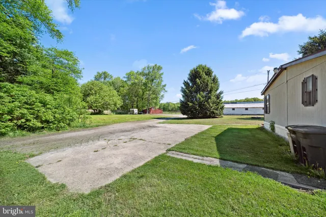 a view of a house with backyard and a garden