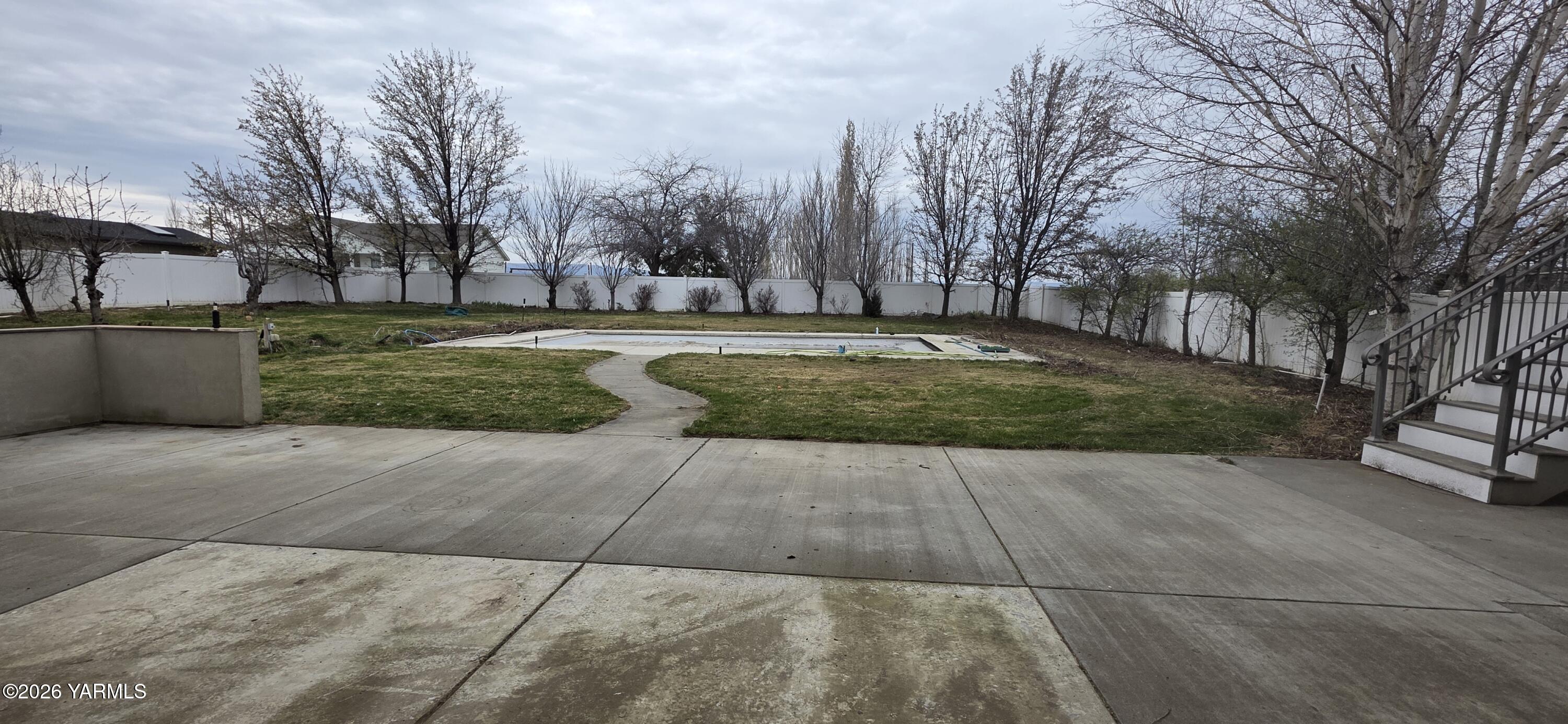 8601 Scenic Drive Yakima, WA 98908 - Photo 15 of 52 a view of backyard with green space