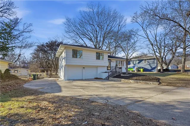 $425,000 | 2630 Seminole Drive, Kansas City, MO 64116