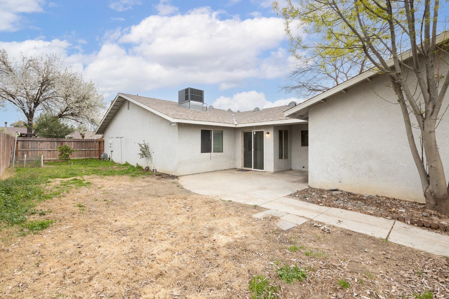 2242 Harvard Avenue Clovis, CA 93612 - Photo 28 of 34 a view of a house with a yard