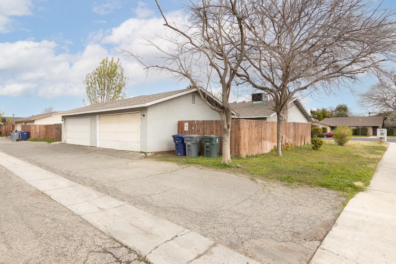 2242 Harvard Avenue Clovis, CA 93612 - Photo 33 of 34 a front view of a house with a yard and garage