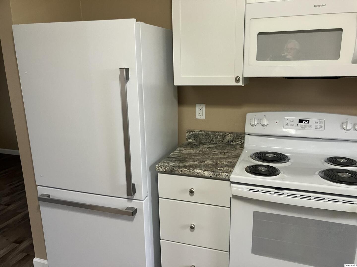 2525 Larch Road Quincy, IL 62301 - Photo 8 of 21 a utility room with dryer and washer
