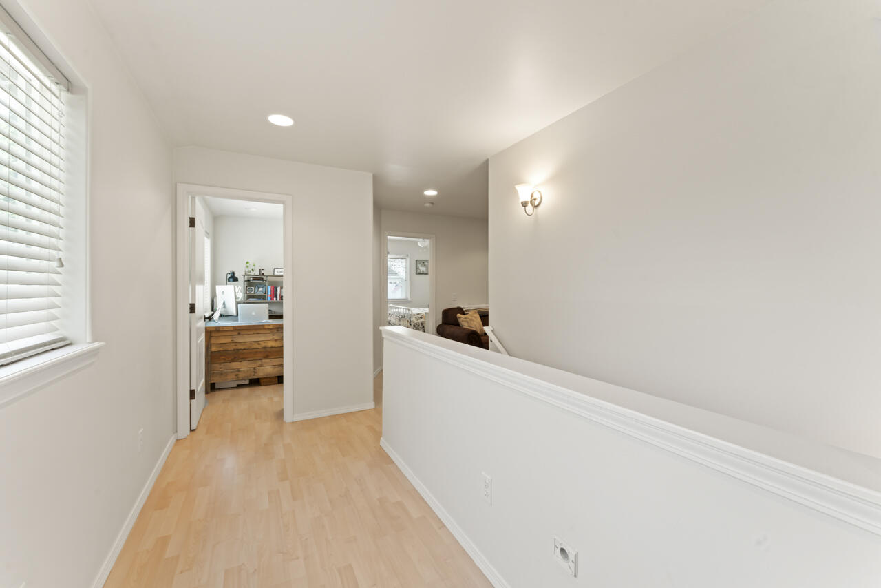 1040 Ferry Road Grants Pass, OR 97526 - Photo 57 of 67 hallway upstairs