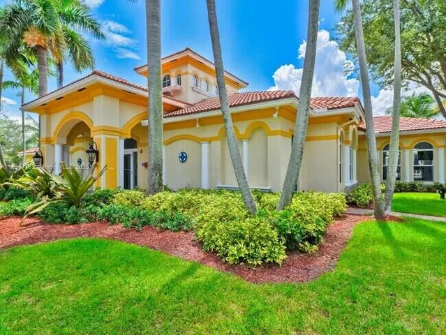 a view of a house with a backyard