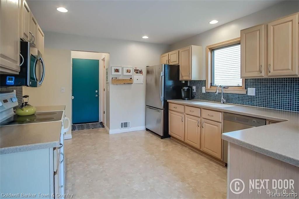 42141 Ridge Road West Novi, MI 48375 - Photo 5 of 32