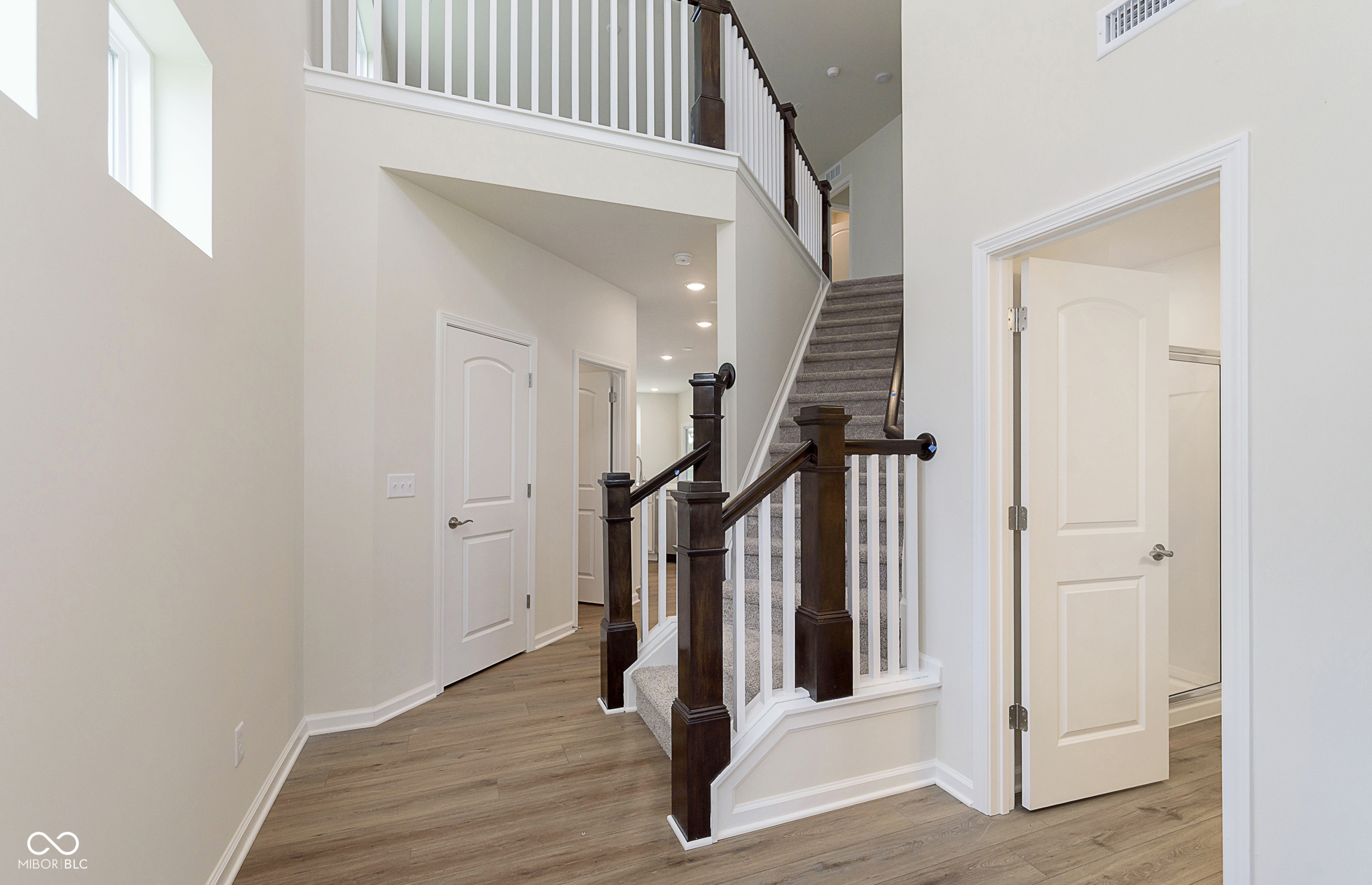 571 Corbin Way Avon, IN 46123 - Photo 2 of 27