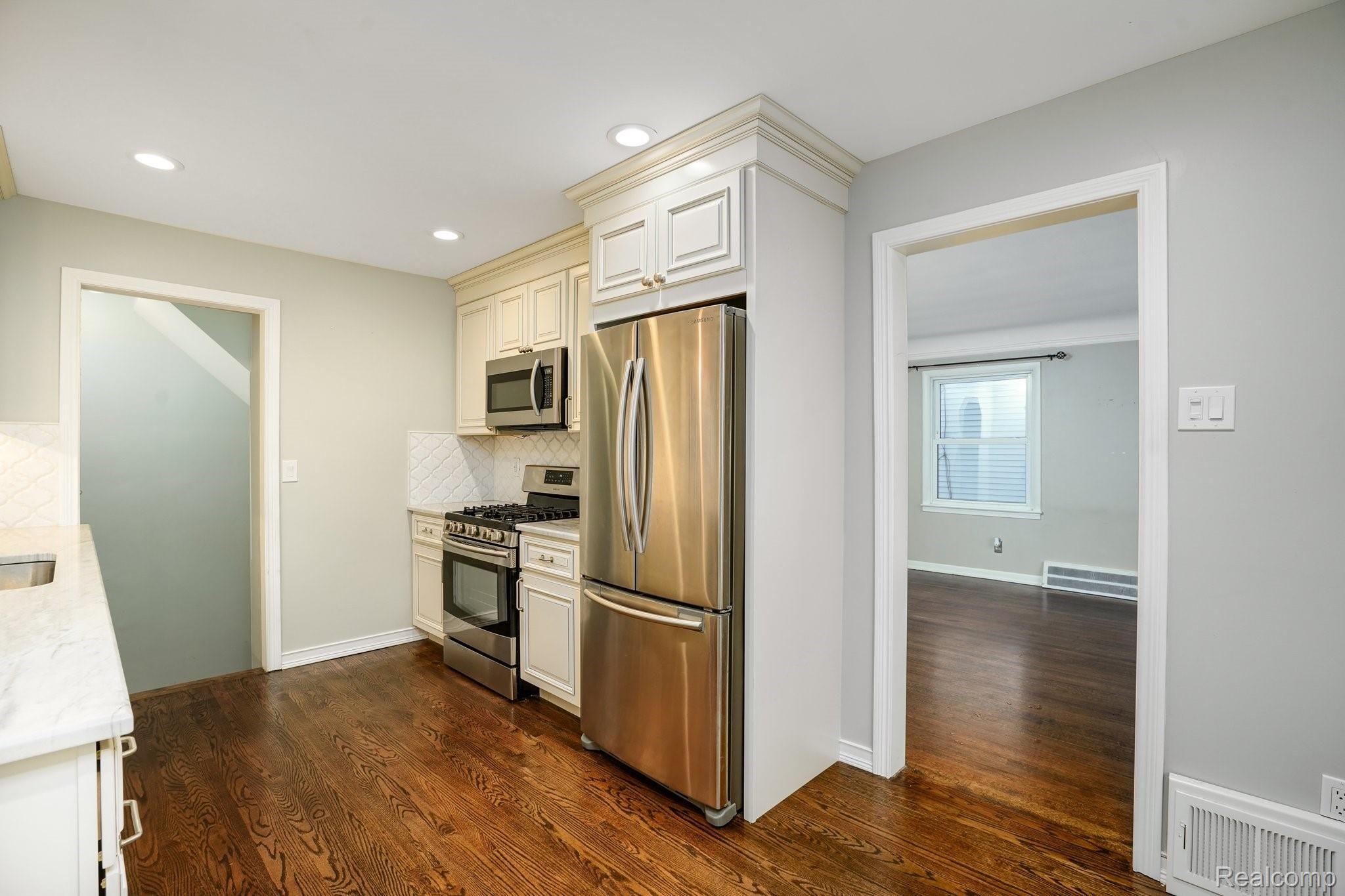 11-web-or-mls-1550 Oakley Clawson011.jpg