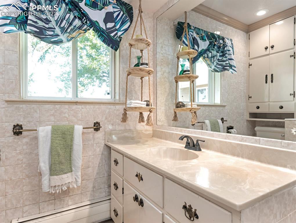 28021 Everett Road Pueblo, CO 81006 - Photo 22 of 43 Main floor bath