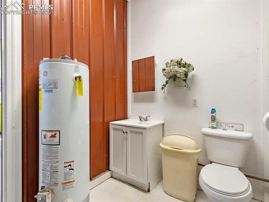 28021 Everett Road Pueblo, CO 81006 - Photo 40 of 43 Shop bath