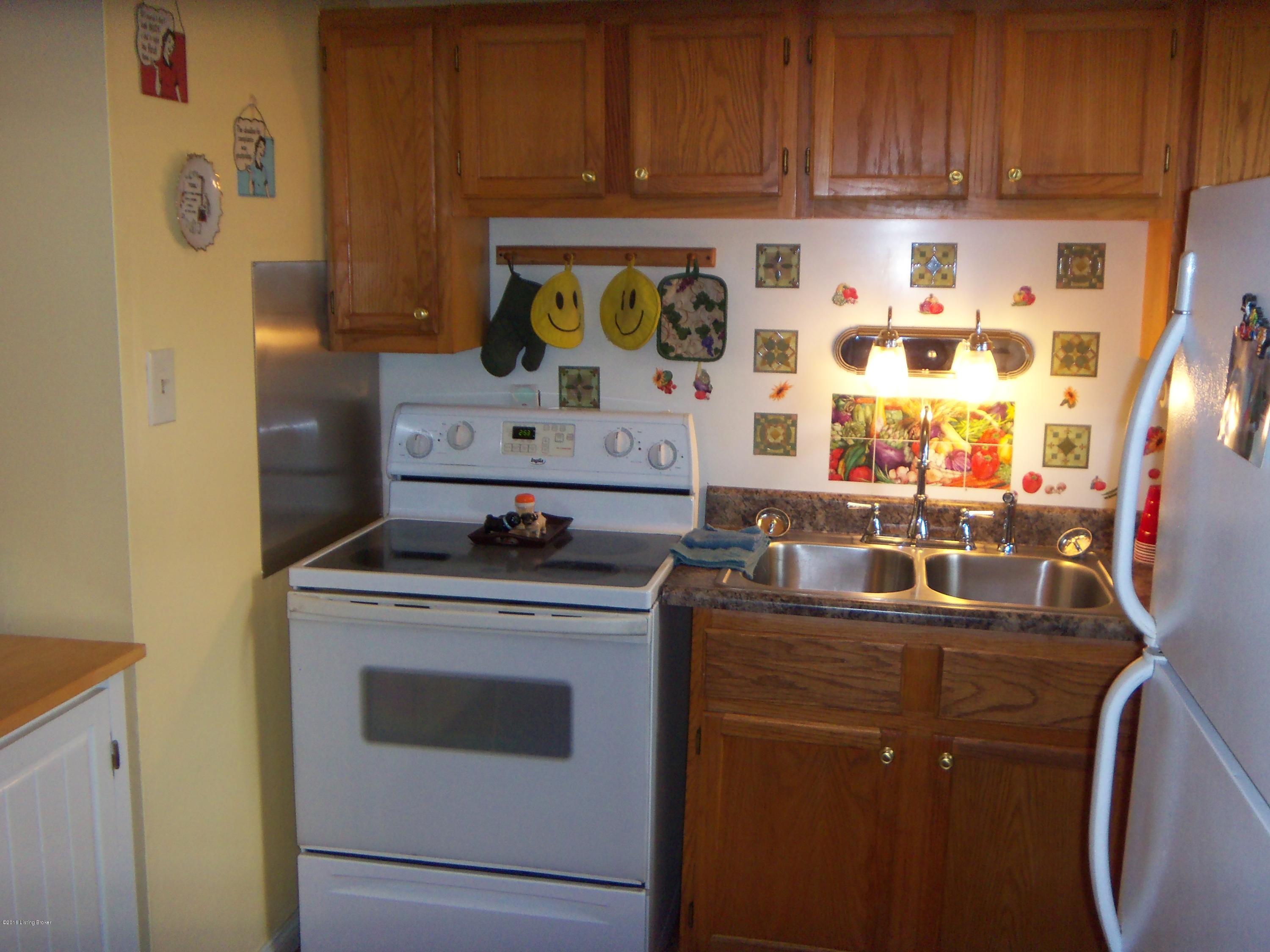 356 Blossom Road Louisville, KY 40229 - Photo 9 of 39 Kitchen Stove (Smooth Top Electric)