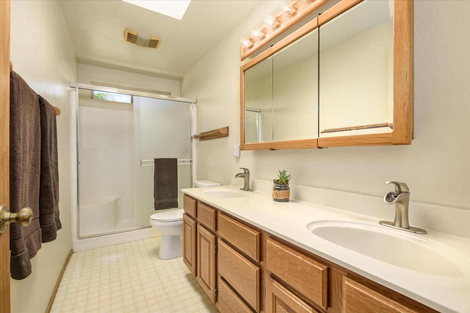 3461 Almosta Road Placerville, CA 95667 - Photo 21 of 49 UPSTAIRS BATHROOM