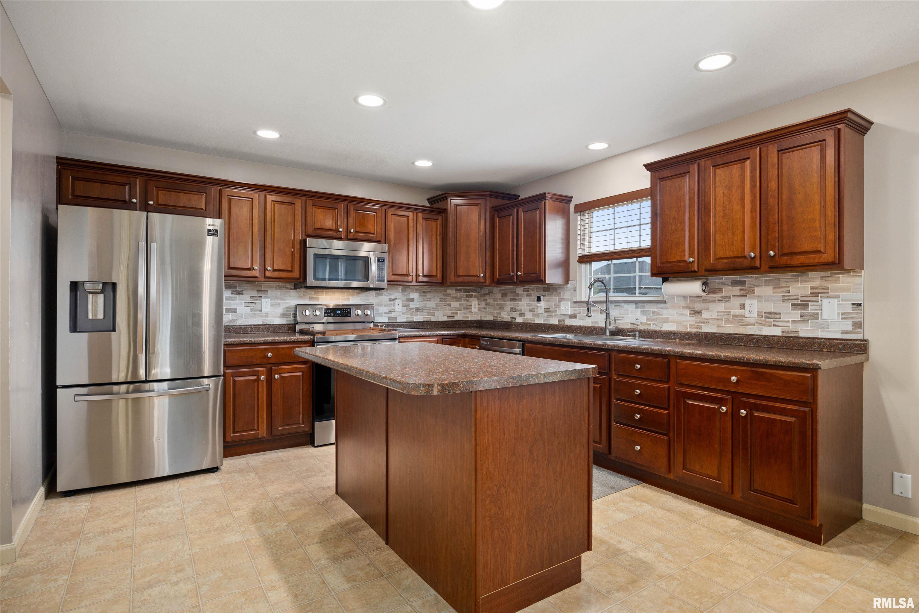1504 Santa Fe Road Washington, IL 61571 - Photo 12 of 46 Gallery Image 12