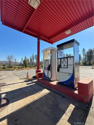 a view of a backyard of the house