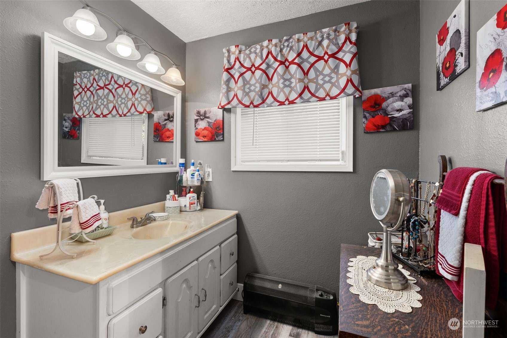 809 Long Road Centralia, WA 98531 - Photo 14 of 37 a bathroom with a sink mirror and vanity