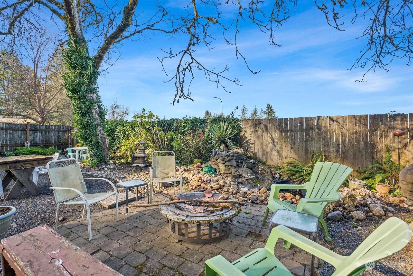 809 Long Road Centralia, WA 98531 - Photo 28 of 37 a view of a chairs and table in patio