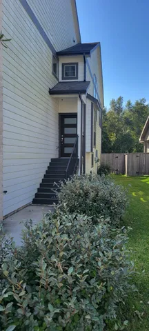 a view of a house with backyard and garden
