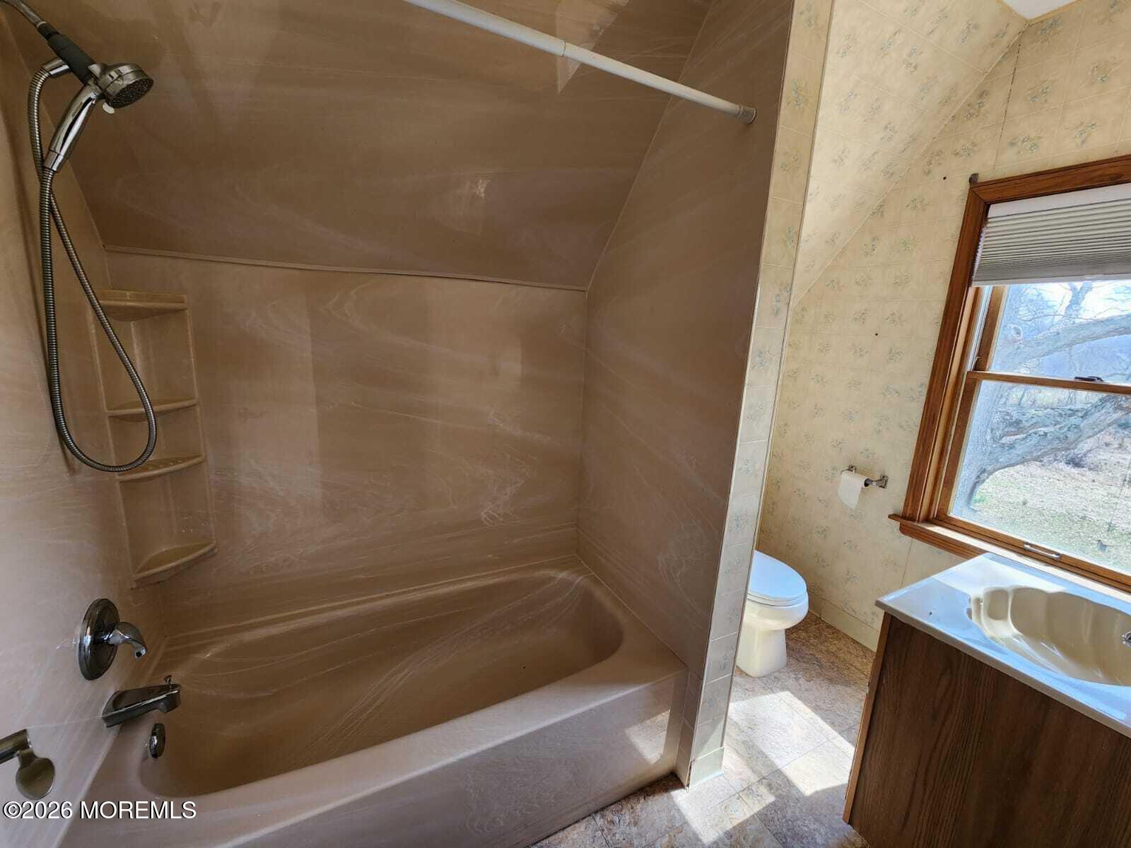 175 Grawtown Road Jackson, NJ 08527 - Photo 25 of 27 a bathroom with a tub