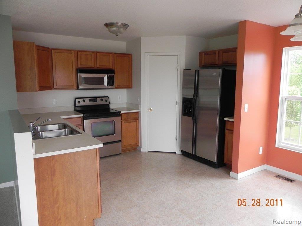 23440 Ridgeview Street, Unit 6 Taylor, MI 48180 - Photo 3 of 15 DSCN0956