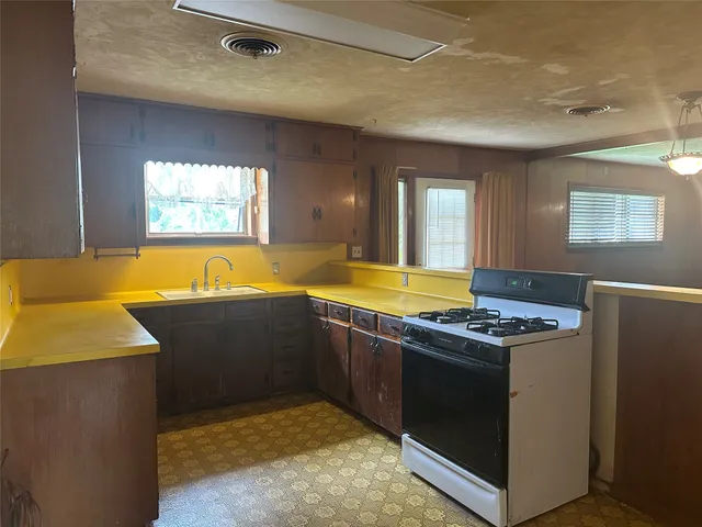 $185,000 | 112 Raven Street, Clute, TX 77531