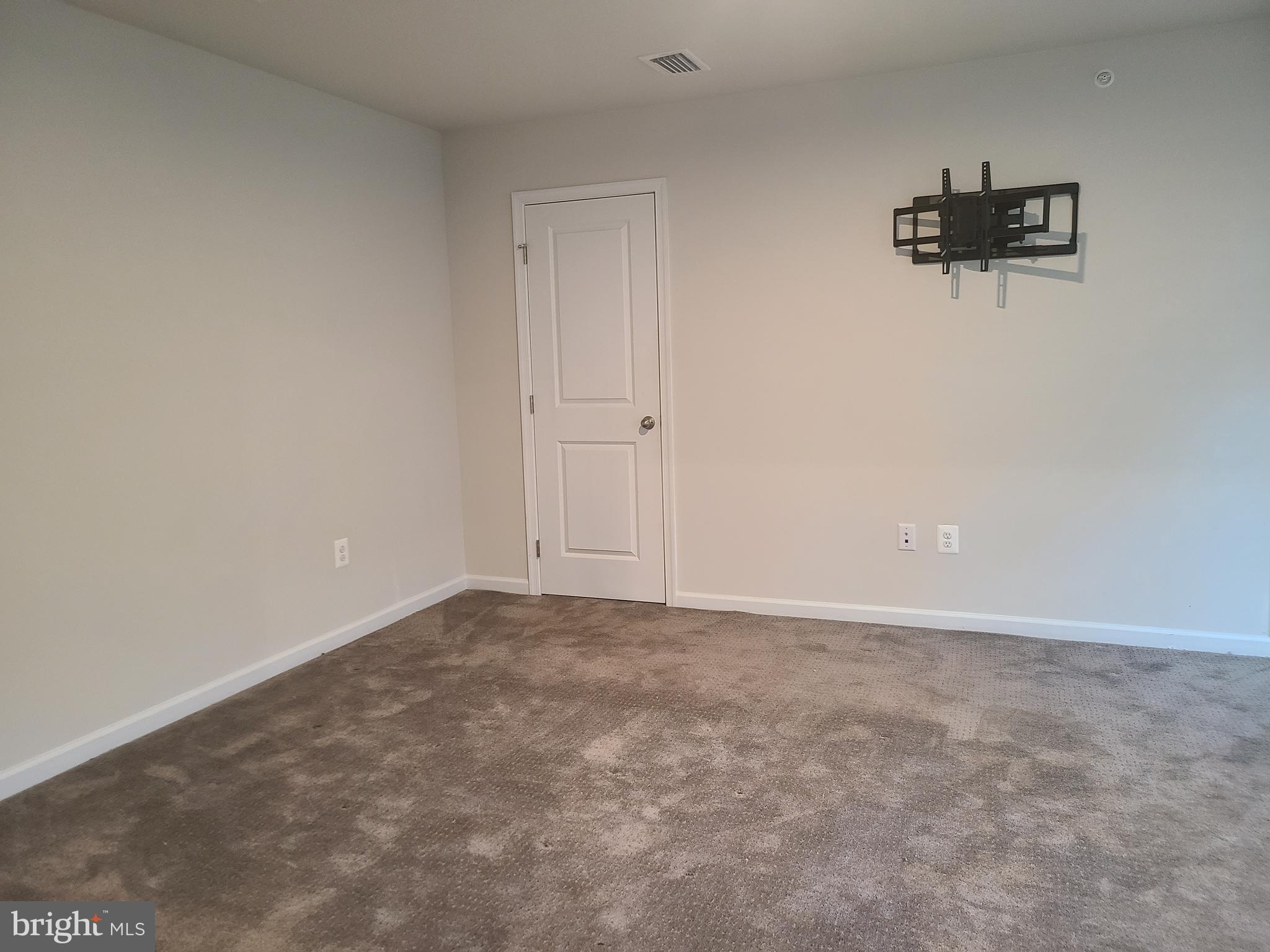 105 Mariners Way Cambridge, MD 21613 - Photo 18 of 45 a view of a room