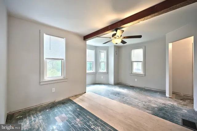 a picture of a room with a floor plan