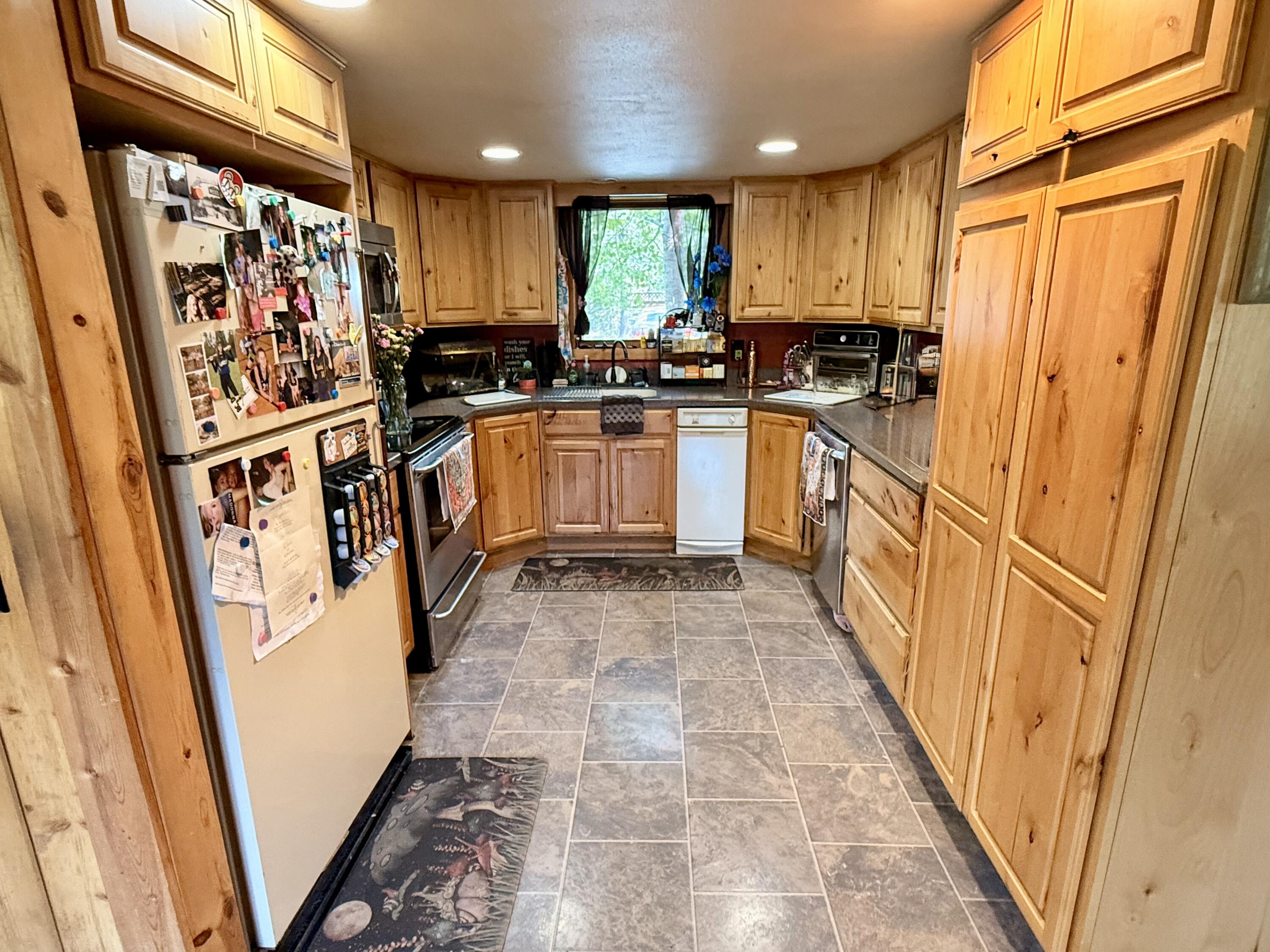 16025 Strawn Road La Pine, OR 97739 - Photo 14 of 70 kitchen