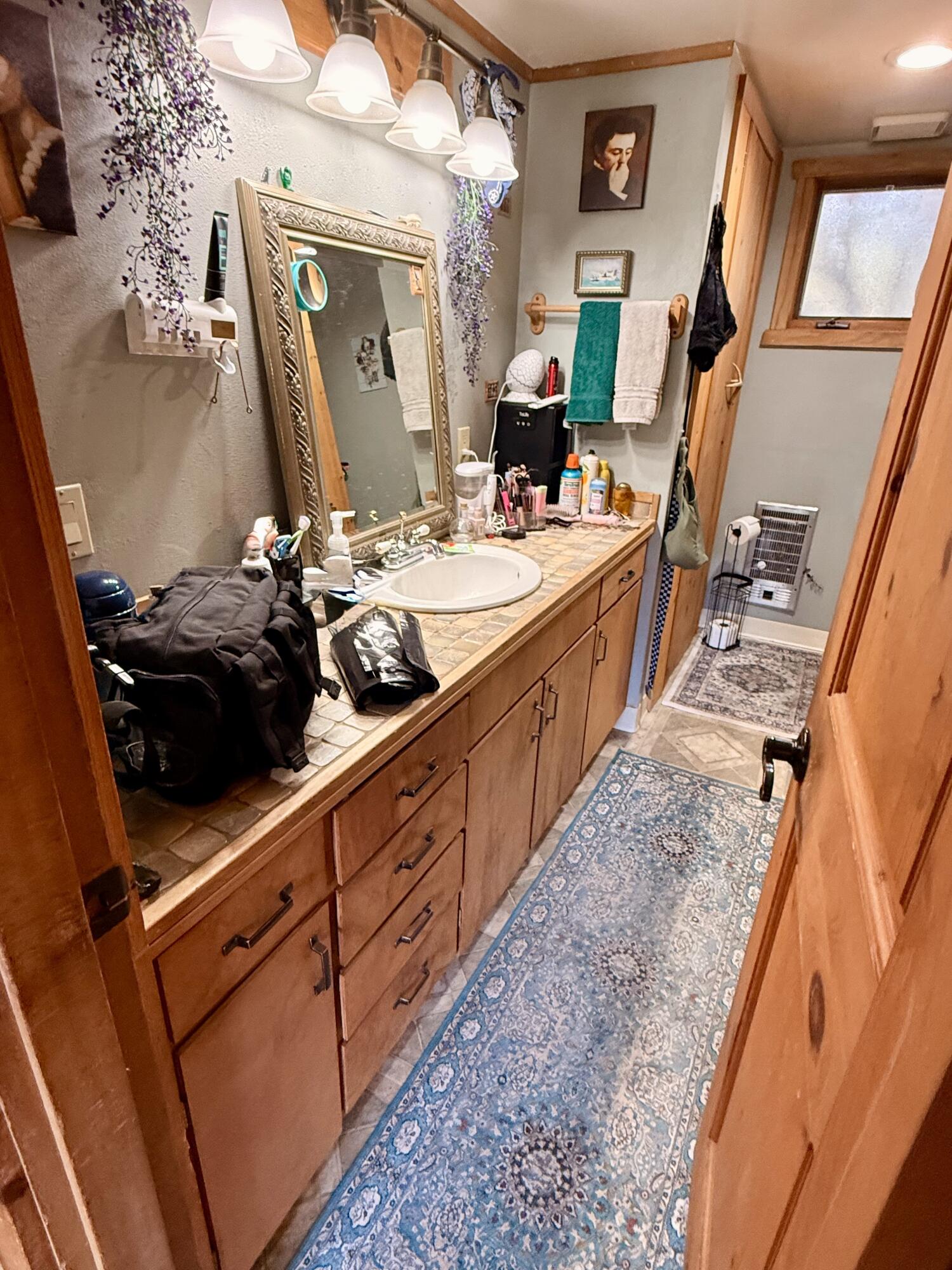 16025 Strawn Road La Pine, OR 97739 - Photo 17 of 70 Full bathroom on main level w/tile counters