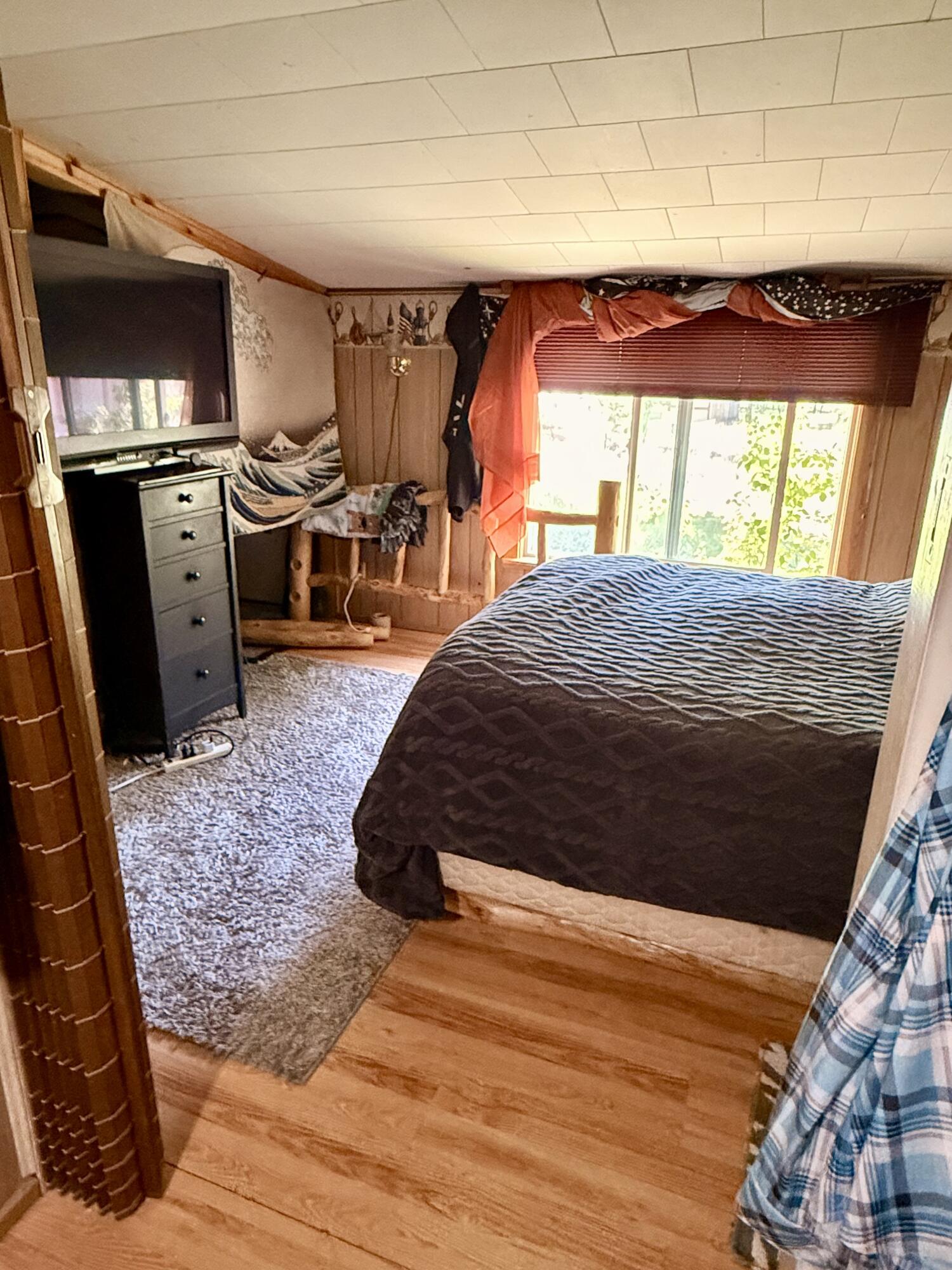 16025 Strawn Road La Pine, OR 97739 - Photo 28 of 70 a bed sitting in a room next to a window