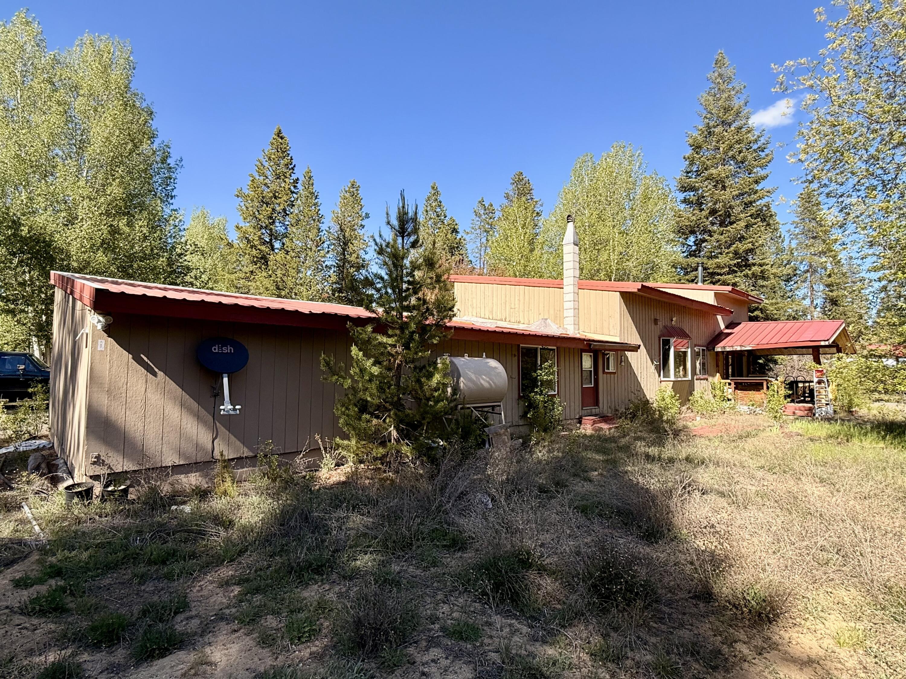 16025 Strawn Road La Pine, OR 97739 - Photo 40 of 70 a backyard of a house with table and chairs