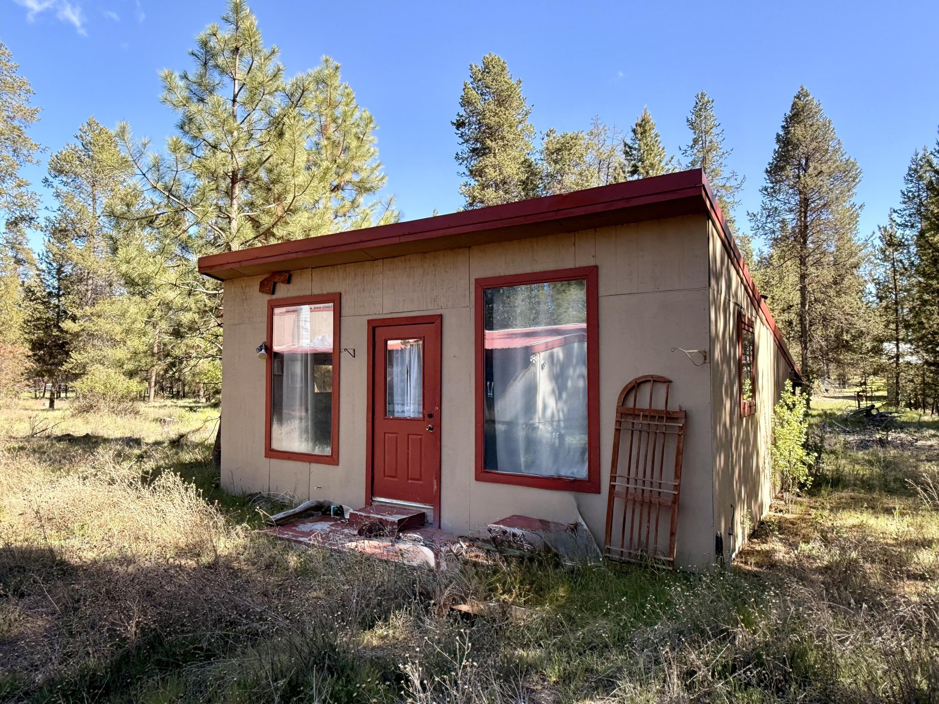 16025 Strawn Road La Pine, OR 97739 - Photo 48 of 70 a front view of a house with garden