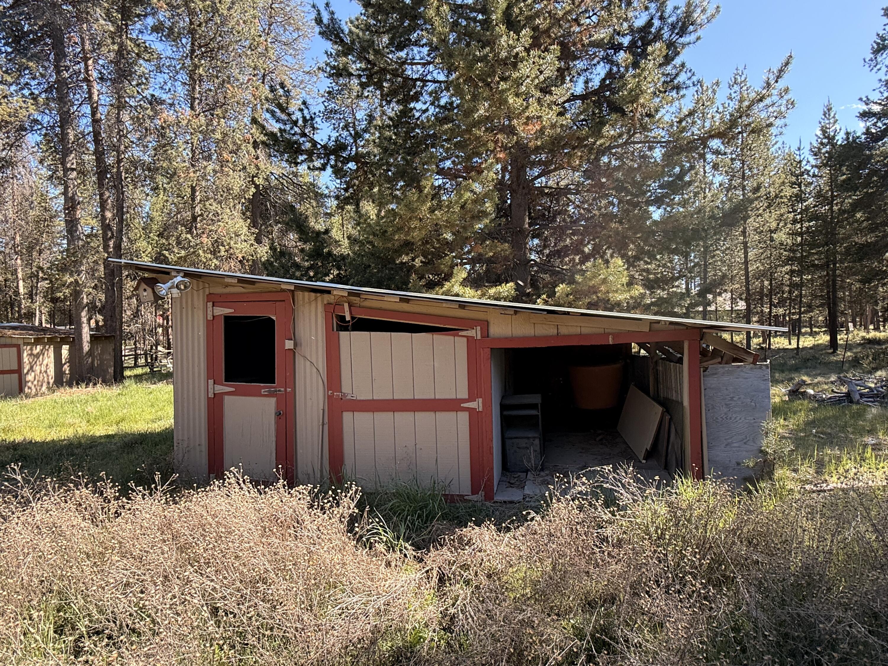 16025 Strawn Road La Pine, OR 97739 - Photo 55 of 70 a backyard of a house with a yard and large tree