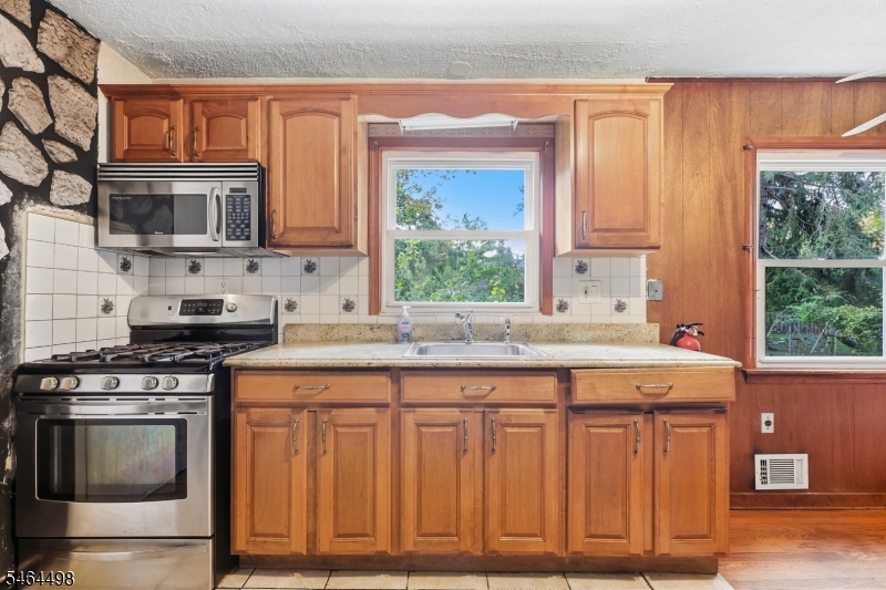 115 Parkside Road Plainfield, NJ 07060 - Photo 10 of 30 Gallery Image 10