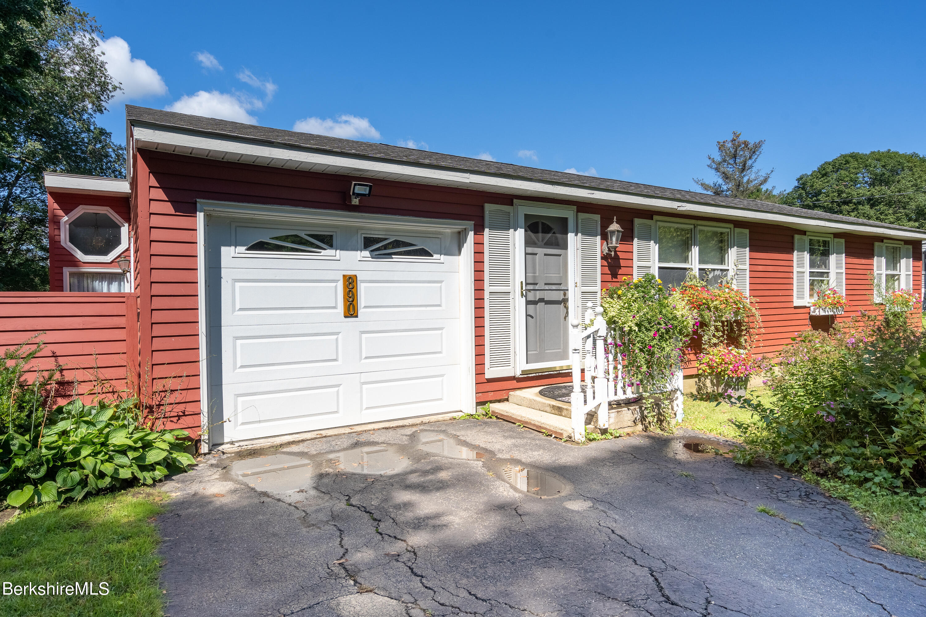 890 East New Lenox Road Pittsfield, MA 01201 - Photo 3 of 29 890 ENL_19