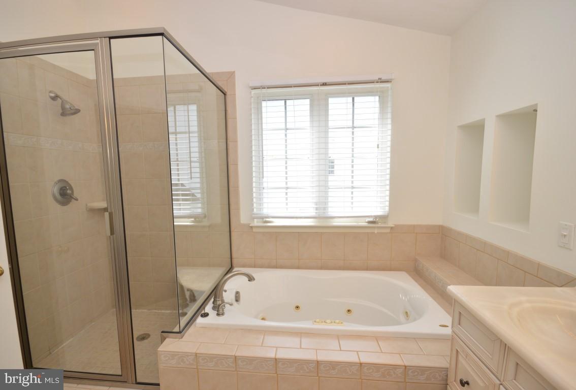 14444 Clubhouse Road Gainesville, VA 20155 - Photo 21 of 42 Jetting Tub & Separate Shower