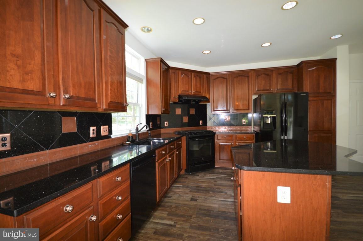 14444 Clubhouse Road Gainesville, VA 20155 - Photo 9 of 42 Granite Counters & Tile Backsplash