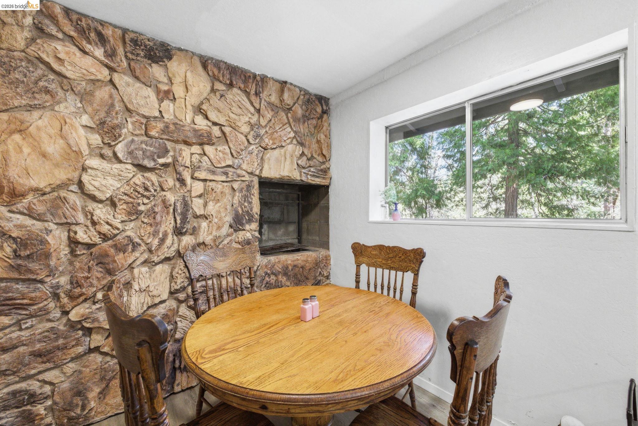 24189 South Fork Road Twain Harte, CA 95383 - Photo 8 of 34 a view of a chairs and table in the room