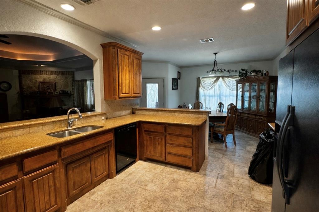 121 Rey Del Mar Circle Weatherford, TX 76085 - Photo 9 of 29 a large bathroom with a large tub and sink