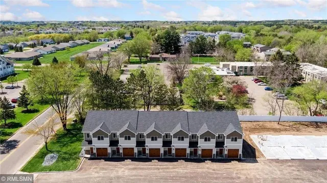 $2,295 | 425 West 8th Street, Unit 21, New Richmond, WI 54017