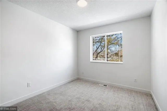 $2,295 | 425 West 8th Street, Unit 21, New Richmond, WI 54017