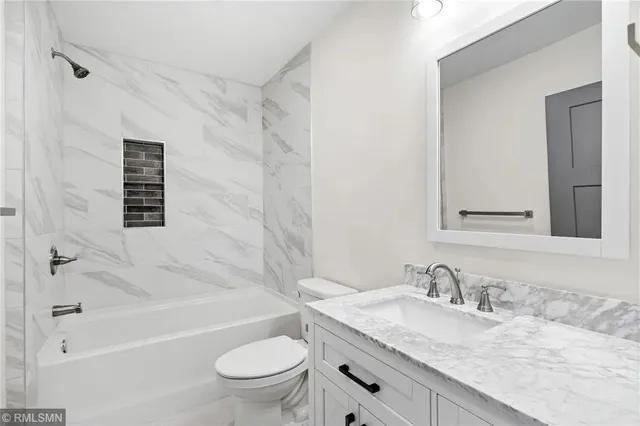 $2,295 | 425 West 8th Street, Unit 21, New Richmond, WI 54017