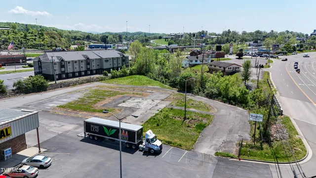 $595,000 | 3323 Lee Highway, Bristol, VA 24202