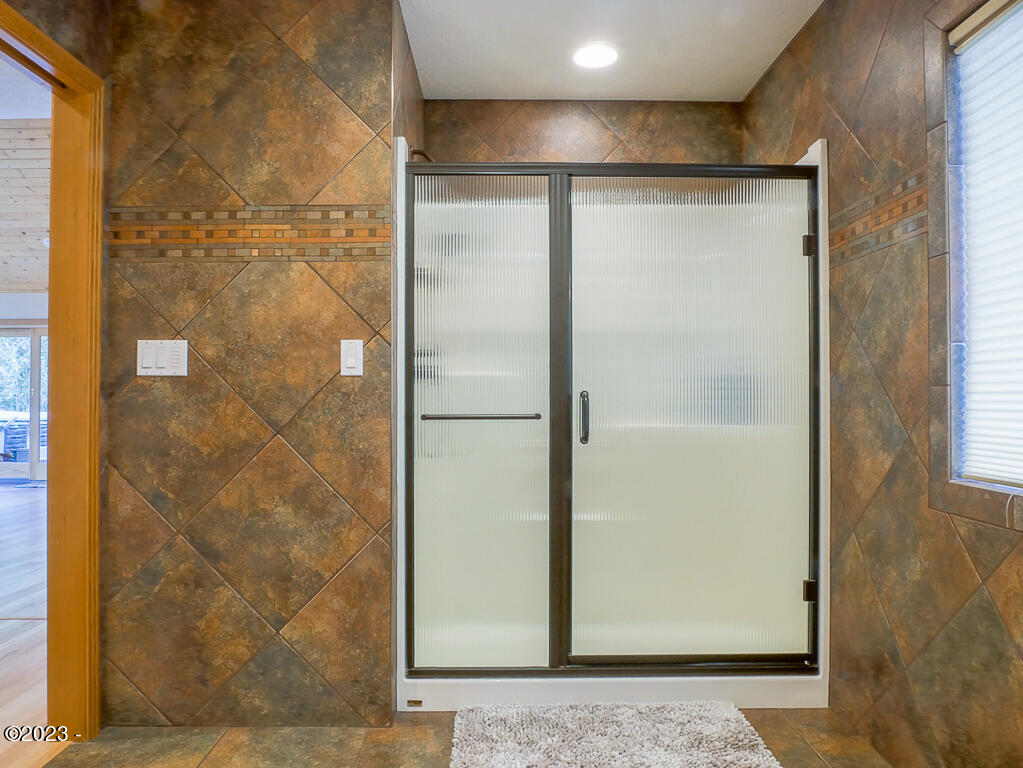 12319 Logsden Road Blodgett, OR 97326 - Photo 43 of 78 Main Floor Bathroom