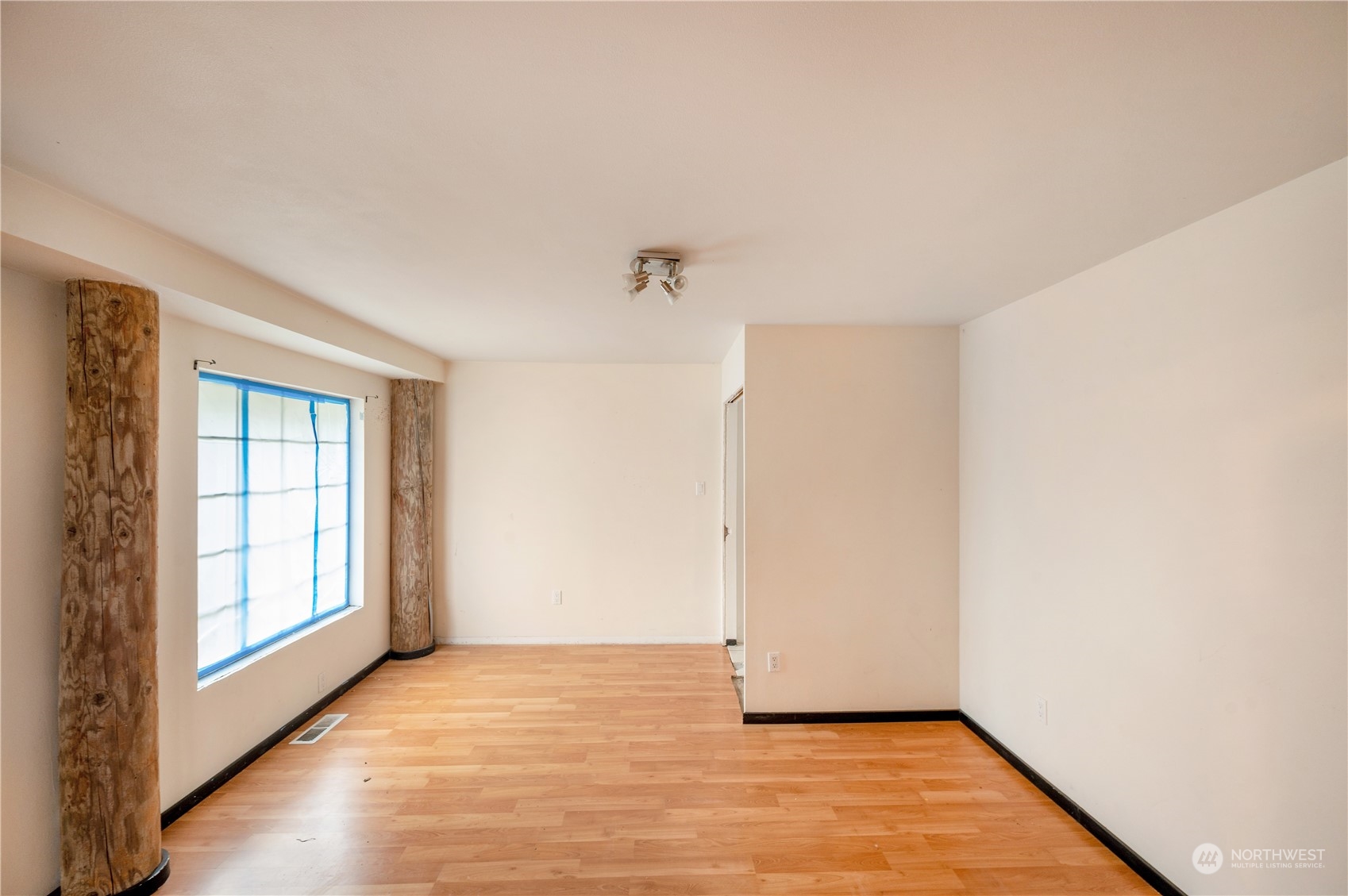 1848 Kelly Road Bellingham, WA 98226 - Photo 15 of 39 an empty room with a window