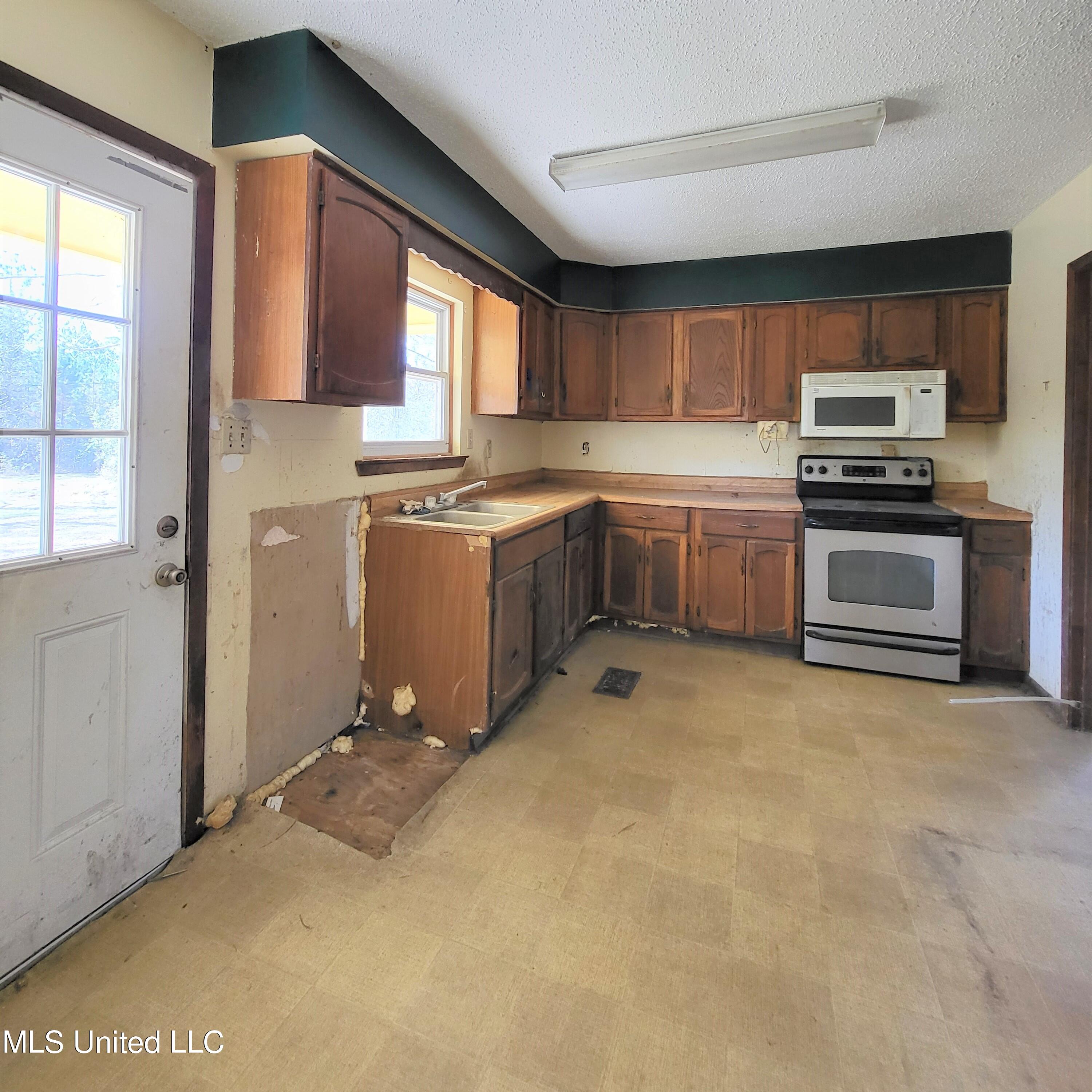 19229 Mary Shamis Road Saucier, MS 39574 - Photo 4 of 12 20211203_103705