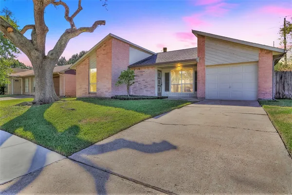 $1,700 | 1014 Woodbridge Avenue, Pearland, TX 77584